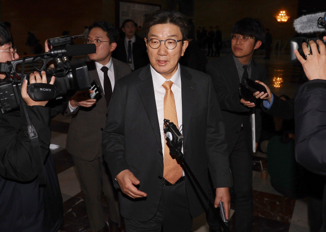 권성동 국민의힘 의원이 11일 국회에서 본회의장으로 향하고 있다. 연합뉴스